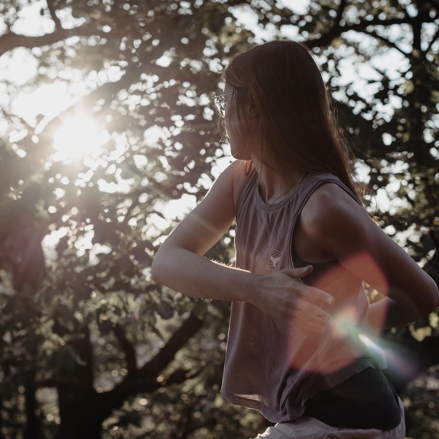 Diesen Frühling habe ich Shake the Dust kennengelernt und war direkt begeistert. Es ist eine Mischung aus Yoga, HIIT und freier Bewegung. Diese Mischung aus Kraft und Freiheit tut mir gerade unglaublich gut und da ich soviel Spaß daran habe, hatte ich beschlossen im Sommer ein Training @beingspacehamburg zu machen. Was für eine wunderschöne Zeit! Danke an @agnes.jovaisa und alle Teilnehmerinnen für diese unvergessliche Woche mit Schweiß, Tränen und Lachen! I miss it! 
Probiert es unbedingt mal aus. Es gibt immer wieder online Klassen @shake_the_dust_session

Foto @bildgefuehl